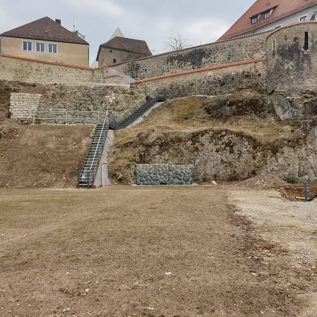 Steinmauer aus Verteilerkästen - Image 1