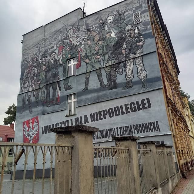Niepodległościowy mural upamiętniający żołnierzy walczących o wolną Polskę - Image 1