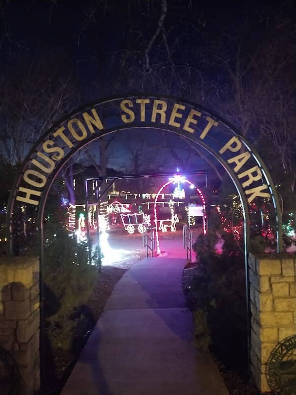 Houston Street Park - Image 3