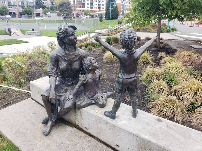 Mother and kids sculpture - Image 1