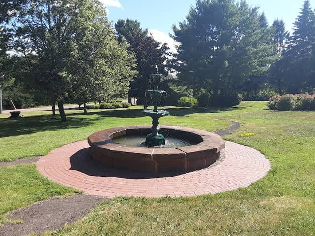 Fountain Garden Park - Image 1