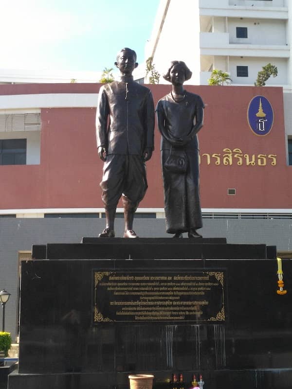 พระราชานุสาวรีย์สมเด็จพระมหิตลาธิเบศร อดุลยเดชวิกรม พระบรมราชชนกและสมเด็จพระศรีนครินทราบรมราชชนนี - Image 2