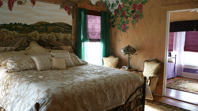 Aunt M's Illustrated Inn - Image 2