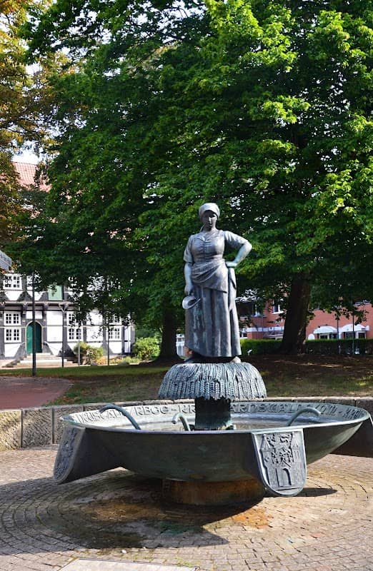 Schnitterinnen-Brunnen, Wunstorf (1981) - Image 1