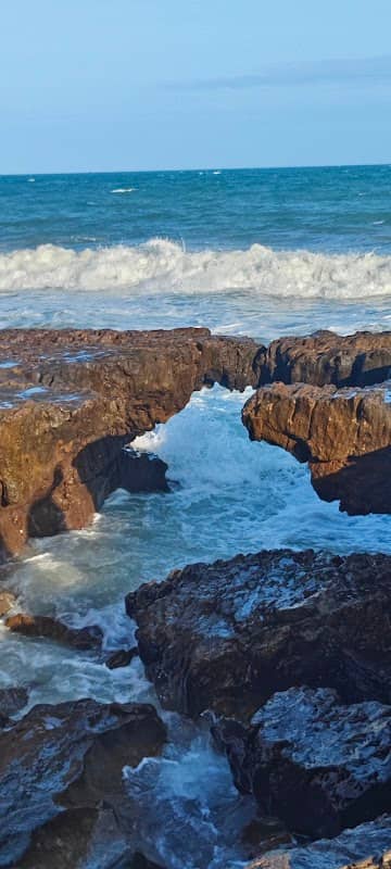 Natural rock arch - Image 1