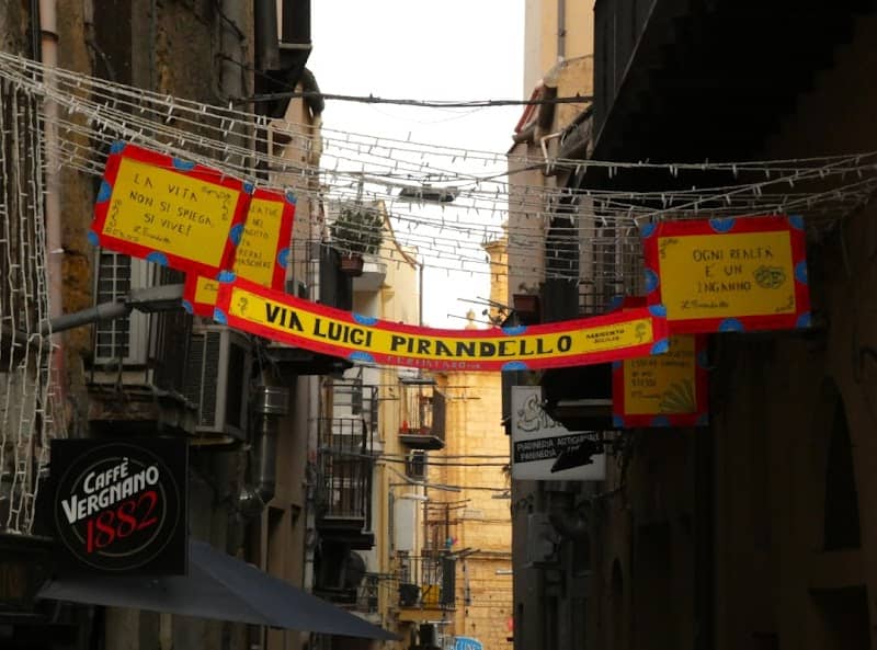 ❤️Kiss Point❤️ - Qui è Obbligatorio Baciarsi 😘 ❤️ - PUB FERMATA80 - Street Art❤️ (Esposizione terminata nel 2025) - Image 1