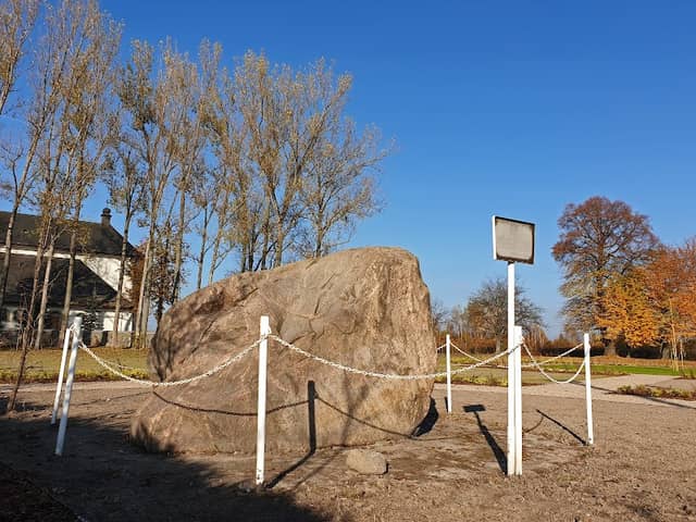 Głaz narzutowy w Długiej Kościelnej - Image 1