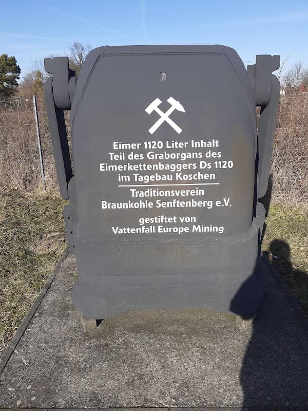 Baggereimer des ehemaligen Eimerkettenbaggers Ds1120 aus dem Tagebau Koschen - Image 1