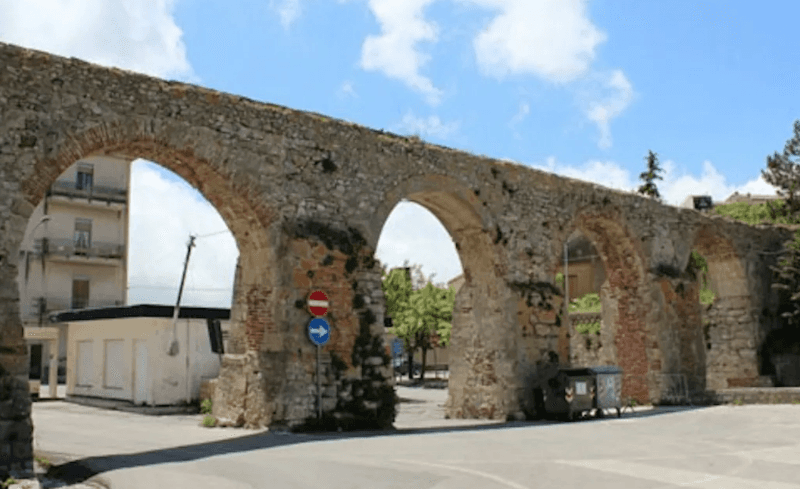 Archi dell'Acquedotto storico in stile Romano del 1817 - Image 1