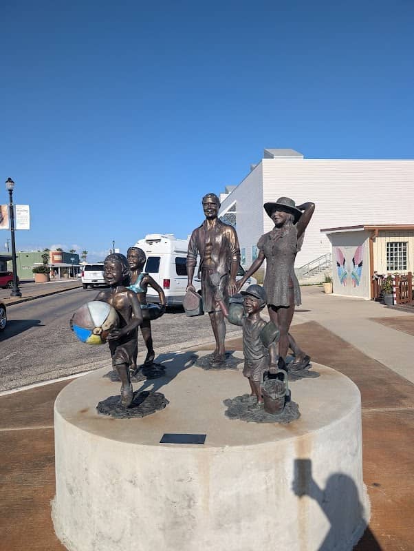 Beach Family Sculpture - Image 1