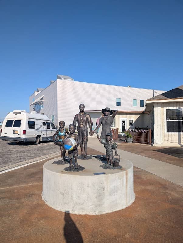 Beach Family Sculpture - Image 2