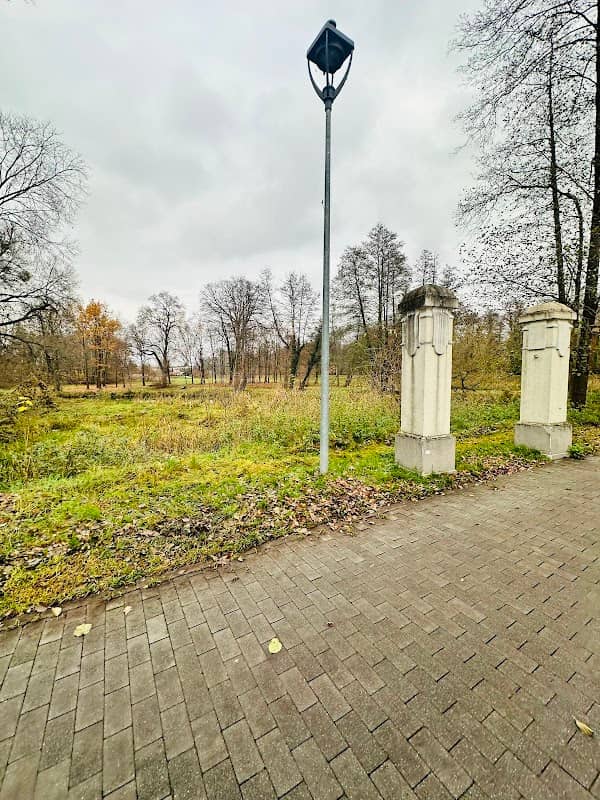 Zabytkowa brama wjazdowa „Brama donikąd” - Park Zdrojowy - Image 1