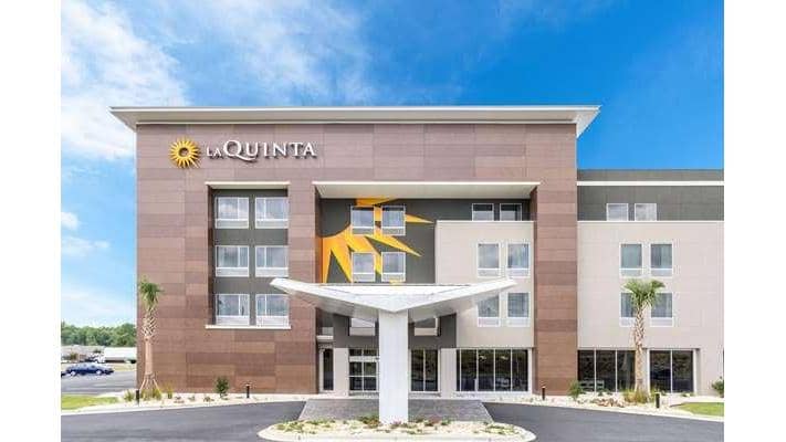 La Quinta Inn & Suites by Wyndham Valdosta - Image 1