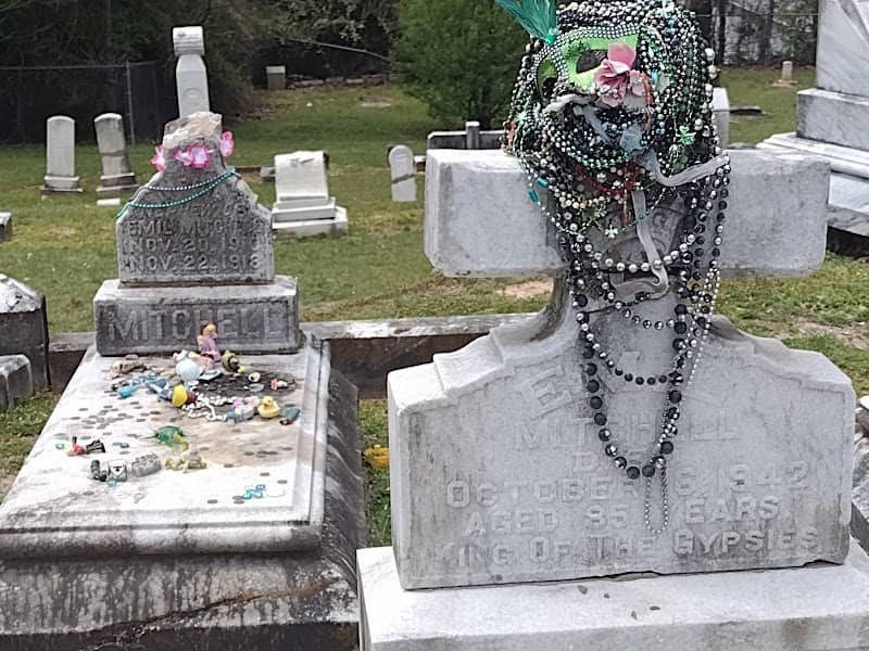 The grave of Kelly Mitchell and her family - Image 2
