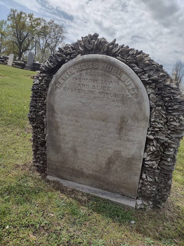 The grave of Kelly Mitchell and her family - Image 1