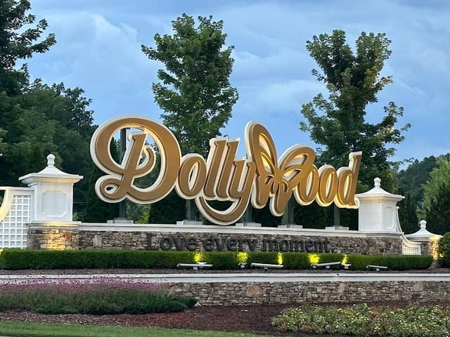 Dollywood - Image 1