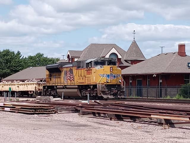 Ex-C&NW mainline railfaning hot spot - Image 1