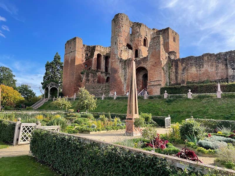 Kenilworth Castle and Elizabethan Garden - Image 1