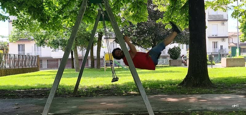 Parco pubblico con giochi per bambini - Image 1