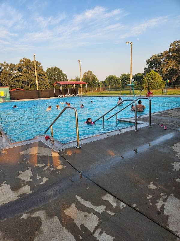 Beebe public pool - Image 1