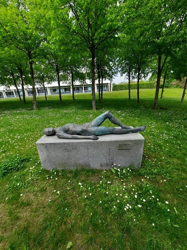 Skulptur Liegender Frauenakt - Image 1
