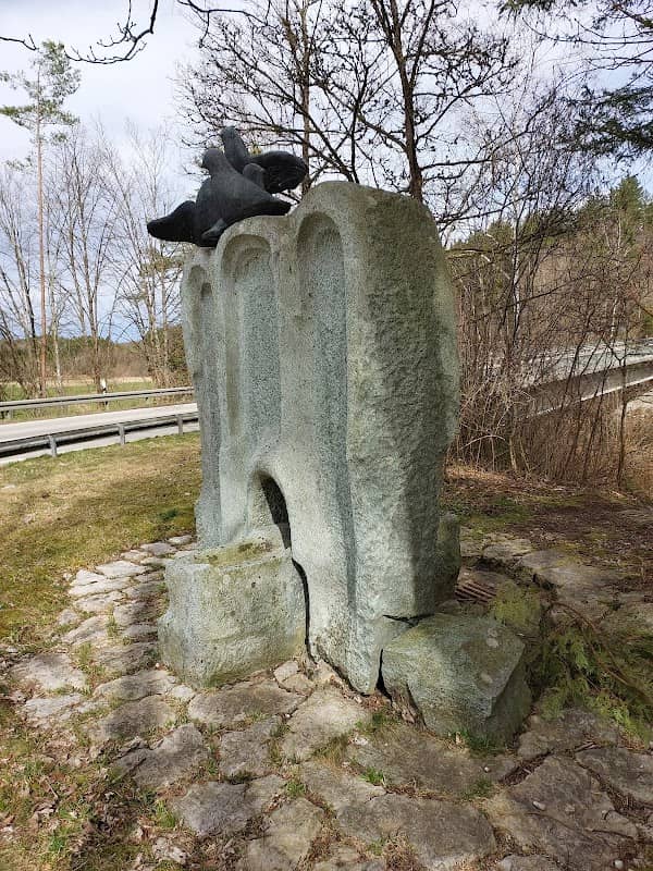 Kunstwerk am Parkplatz mit Vögeln - Image 1