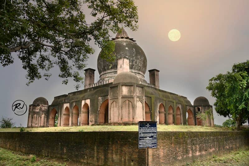 NAWAB BANGASH'S TOMB - Image 1