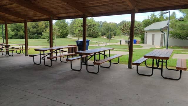 Community grills and picnic tables - Image 1