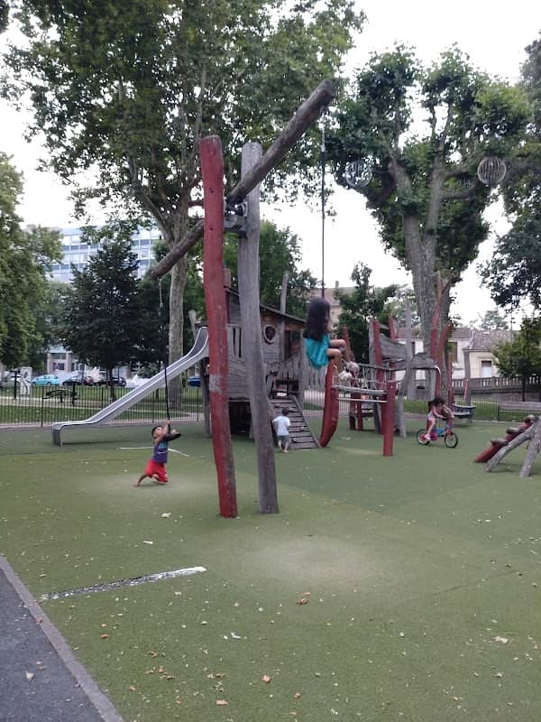 Aire de jeux de la cabane - Image 1