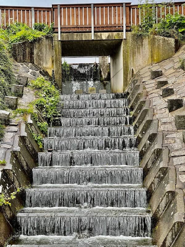 Staumauer mit Überlauf - Image 1