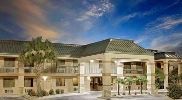 Super 8 by Wyndham Byron/South Macon - Image 1
