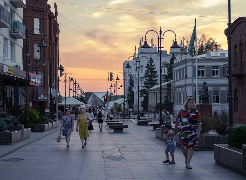 Pedestrianized street - Image 1