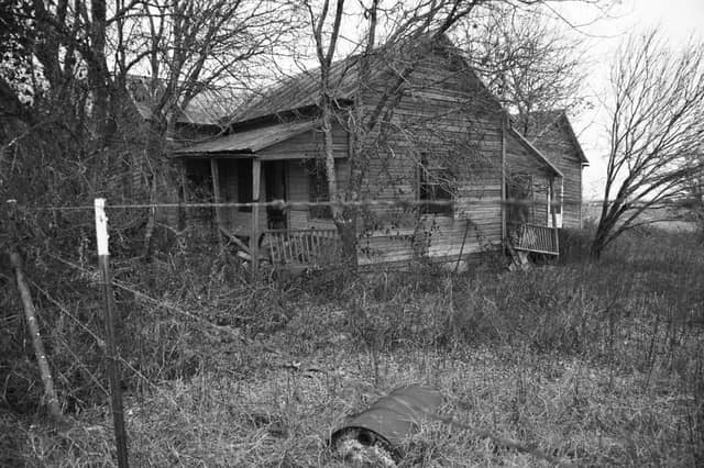 Abandoned Hondo Farmhouse - Image 1