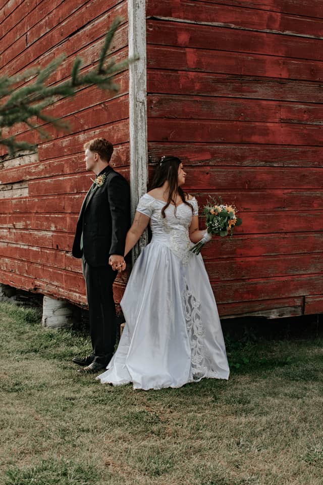 Rustic Red Barn at Rogers - Image 1