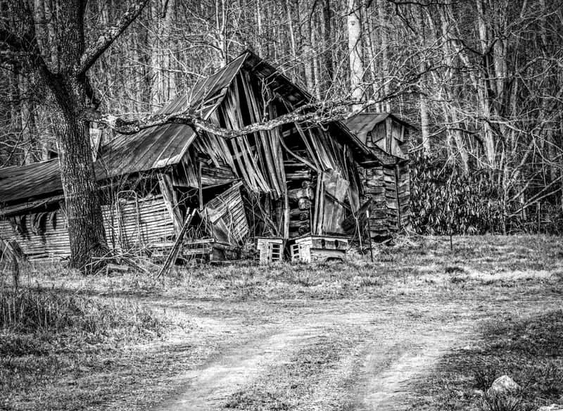 Abandoned Rustic Barn - Image 1