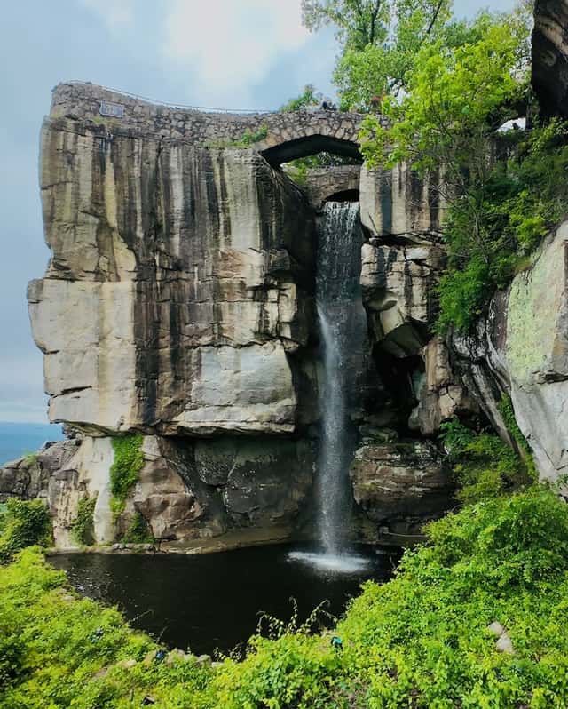 Lover's Leap Waterfall, Rock City
