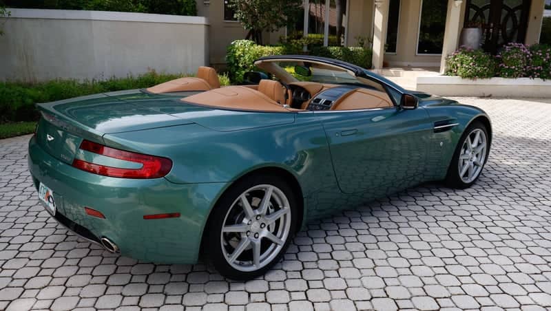 Upscale Palm Beach Driveway - Image 1