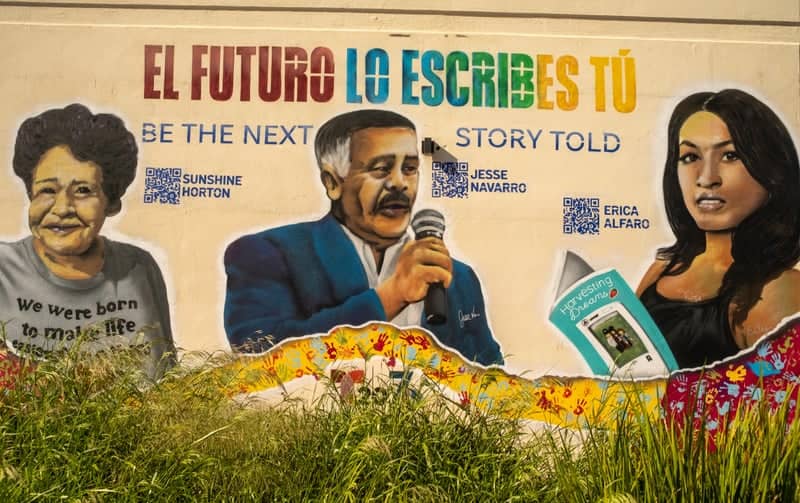 El Futuro Lo Escribes Tú Mural - Image 1