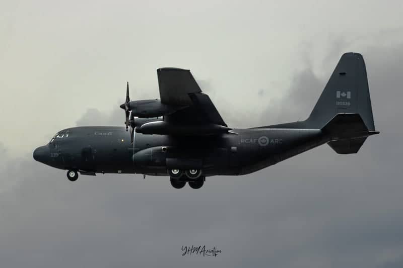 Hamilton International Airport (YHM) Planespotting - Image 1