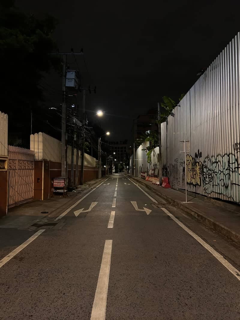 Phloen Chit Urban Alleyway - Image 1