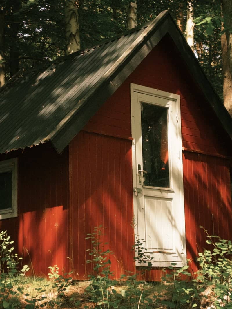 Red Forest Cabin in Middelfart - Image 1