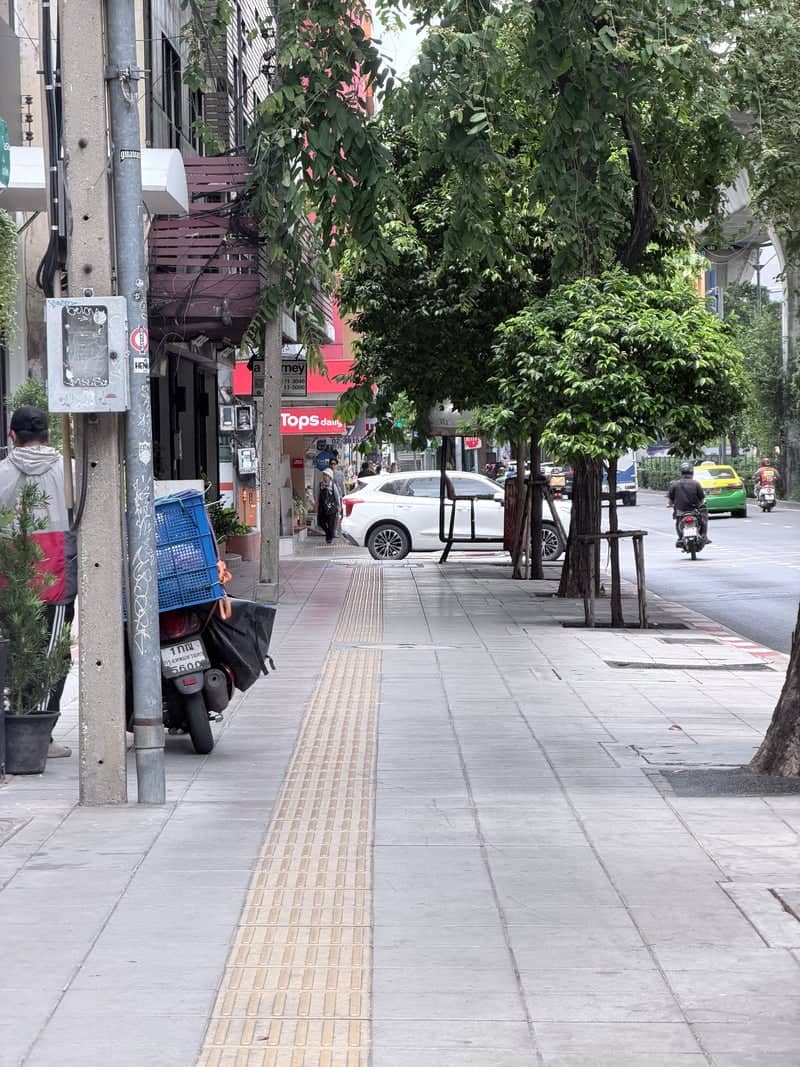 Sukhumvit Road Sidewalk, Phra Khanong - Image 1