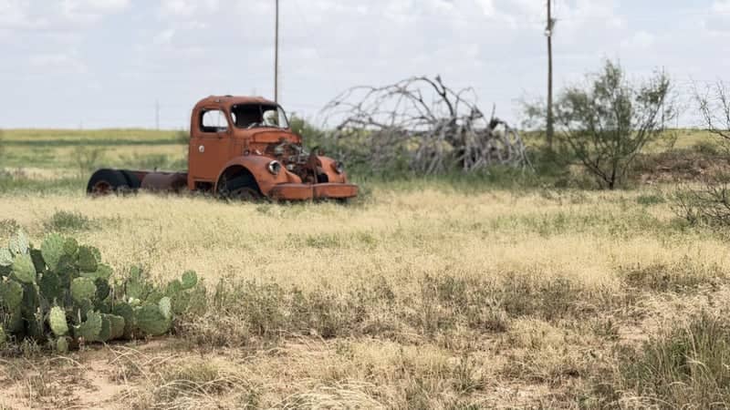 Abandoned Vintage Truck in West Texas - Image 1