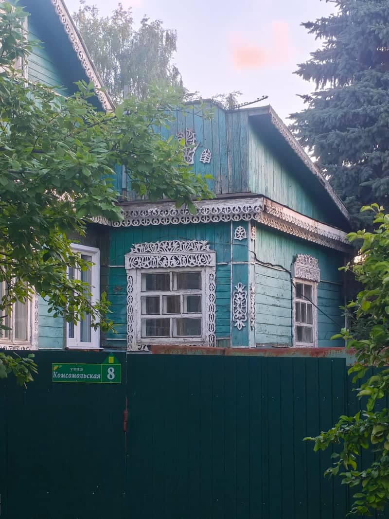 Traditional Wooden House in Michurinsk - Image 1