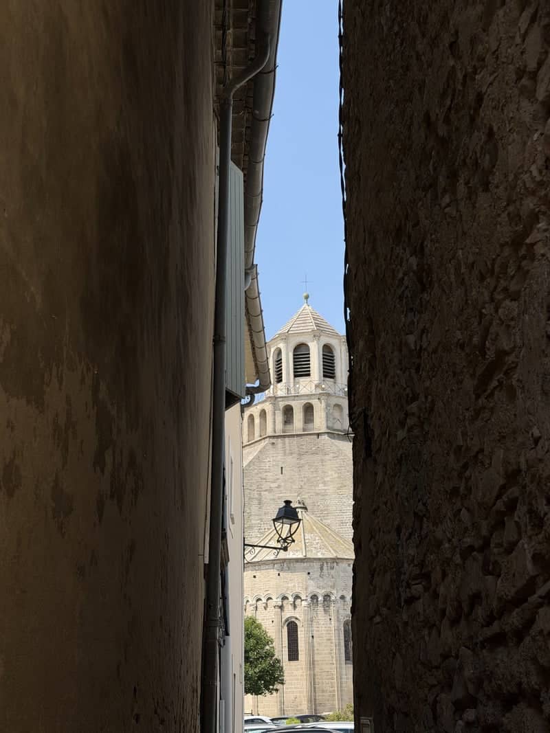 Église Notre-Dame-du-Lac Alley View - Image 1