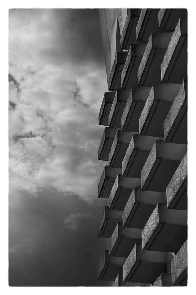 Oldenkottplatz Modernist Facade - Image 1