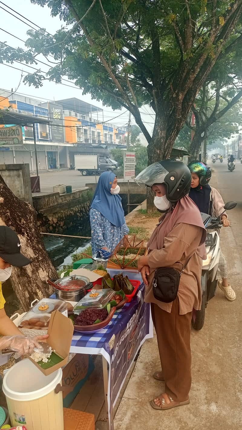 Kubu Raya Street Food Scene - Image 1