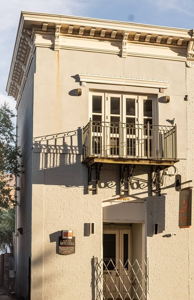 Historic Romana Street Architecture - Image 1
