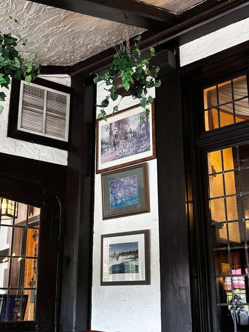 Red Coach Inn - Image 3