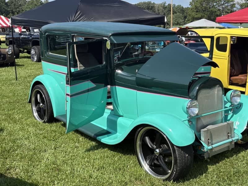 Hohenwald Vintage Car Show - Image 1